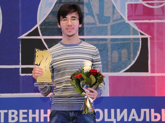 مصرع بطل العالم في الشطرنج بعد سقوطه من الطابق الـ12 صورة رقم 1