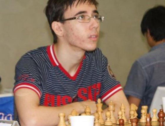 مصرع بطل العالم في الشطرنج بعد سقوطه من الطابق الـ12 صورة رقم 3