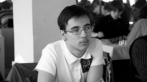 مصرع بطل العالم في الشطرنج بعد سقوطه من الطابق الـ12 صورة رقم 4