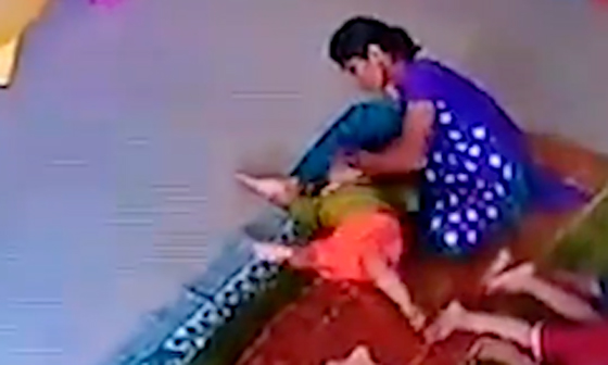 فيديو صادم: اعتداء وحشي على طفلة في حضانة من احدى العاملات  صورة رقم 2