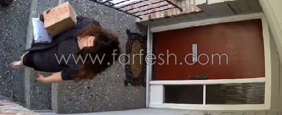 بالفيديو.. فتاة تسرق الطرود البريدية من امام المساكن صورة رقم 6