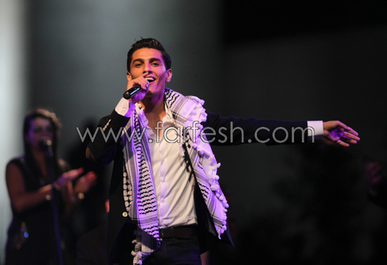 النجم الفلسطيني محمد عساف يتجول في شوارع بلده على أنغام أناديكم صورة رقم 12