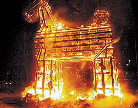 حرق تيس الميلاد في عامه الـ 50 صورة رقم 3