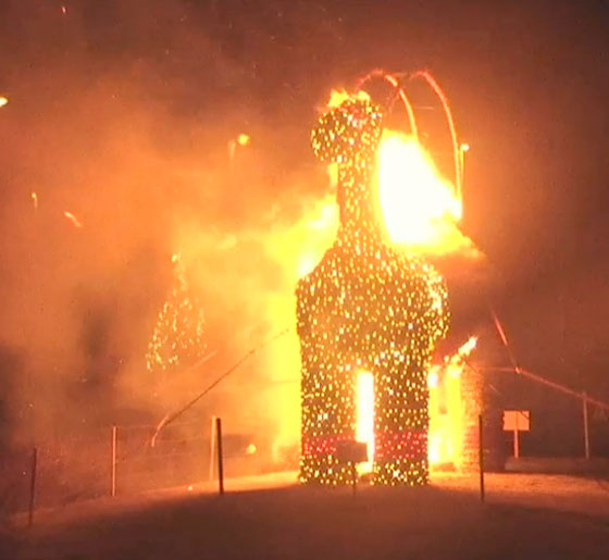 حرق تيس الميلاد في عامه الـ 50 صورة رقم 1