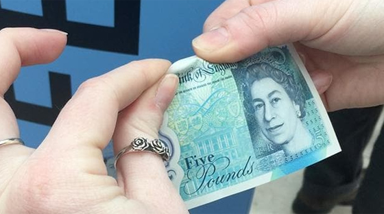 ورقة نقد مصنوعة من اللحوم تثير الغضب بريطانيا صورة رقم 3