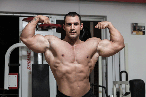 فيديو مثير.. لاعب كمال اجسام يعتدي بوحشية على لجنة التحكيم صورة رقم 3