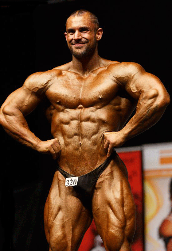 فيديو مثير.. لاعب كمال اجسام يعتدي بوحشية على لجنة التحكيم صورة رقم 4