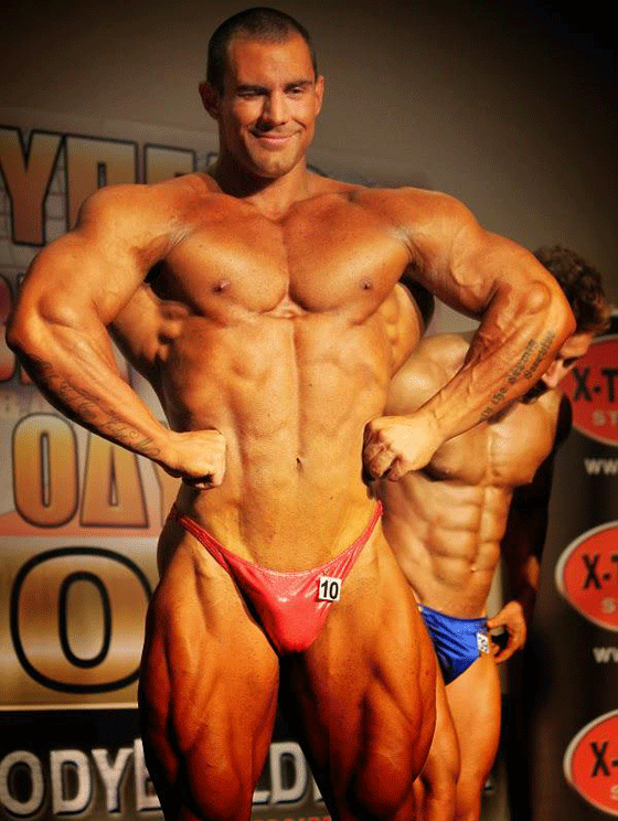 فيديو مثير.. لاعب كمال اجسام يعتدي بوحشية على لجنة التحكيم صورة رقم 5