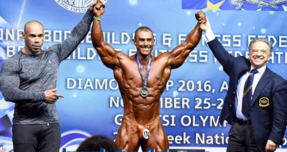 فيديو مثير.. لاعب كمال اجسام يعتدي بوحشية على لجنة التحكيم صورة رقم 6