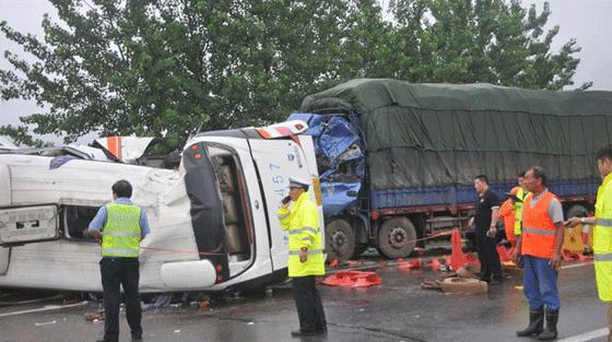 مصرع 18 شخصا في حادث سقوط حافلة ببحيرة.. فيديو صورة رقم 5