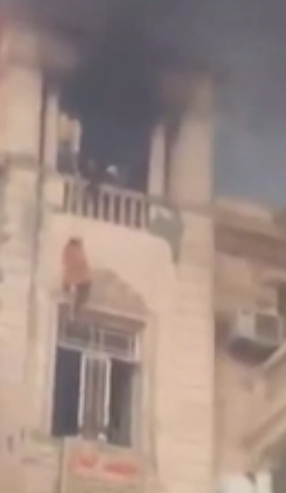  فيديو مروع.. سقوط مصرية الى حتفها خلال انقاذها من بين النيران صورة رقم 2