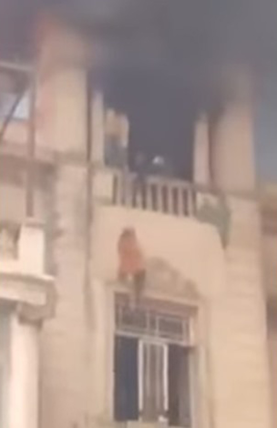  فيديو مروع.. سقوط مصرية الى حتفها خلال انقاذها من بين النيران صورة رقم 5