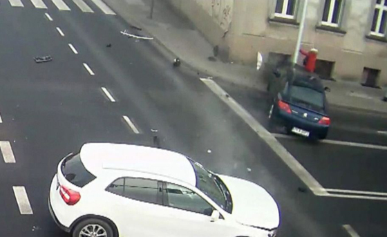 عمود انارة ينقذ امرأة من حادث كاد يودي بحياتها.. فيديو صورة رقم 1