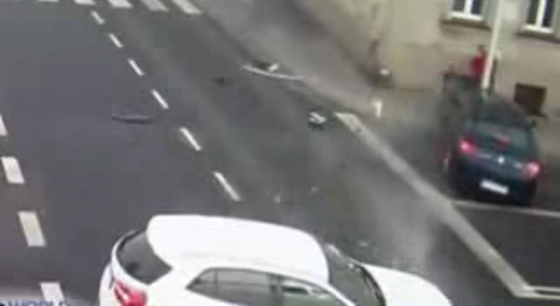 عمود انارة ينقذ امرأة من حادث كاد يودي بحياتها.. فيديو صورة رقم 2