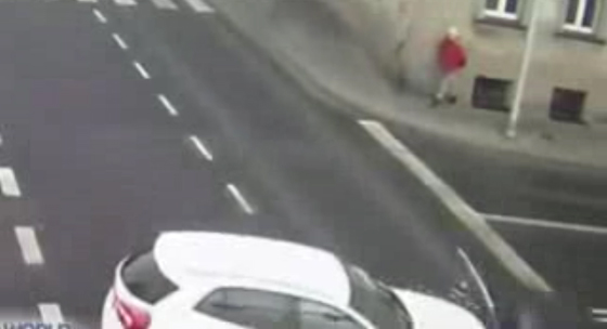 عمود انارة ينقذ امرأة من حادث كاد يودي بحياتها.. فيديو صورة رقم 3