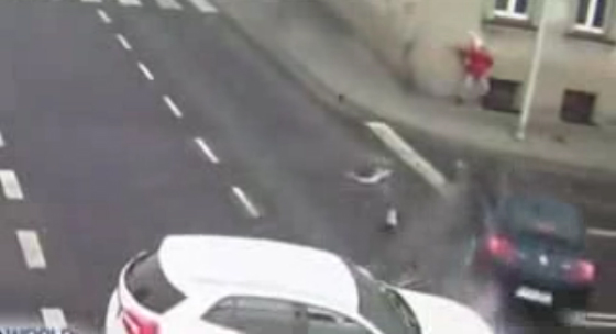 عمود انارة ينقذ امرأة من حادث كاد يودي بحياتها.. فيديو صورة رقم 4