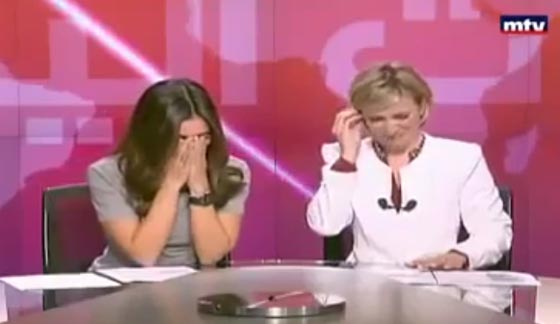 ما الذي دفع مذيعتين لبنانيتين للخوض في ضحك هستيري اثناء الاخبار؟ صورة رقم 2