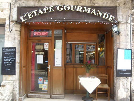 فيديو وصور: اسرة فرنسية تهدي مطعمها ومنزل لاسرة سورية لاجئة! صورة رقم 1