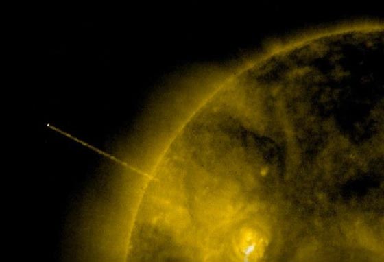  فيديو غريب ومخيف: هل هناك كائنات فضائية ذكية تسرق منا نور الشمس؟ صورة رقم 2