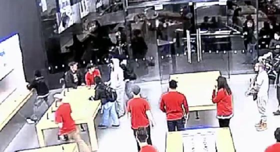  فيديو مثير.. 3 لصوص ينهبون متجر آيفون في لمح البصر مرتين! صورة رقم 1