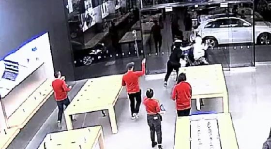  فيديو مثير.. 3 لصوص ينهبون متجر آيفون في لمح البصر مرتين! صورة رقم 2
