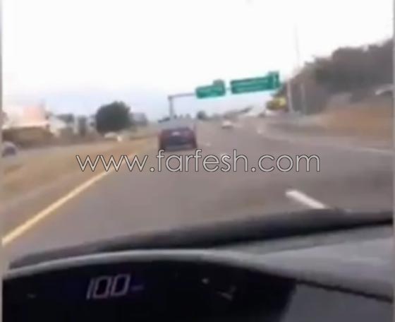  شاب متهور يبث قيادته بسرعة جنونية تنتهي بشبه كارثة.. فيديو صورة رقم 1