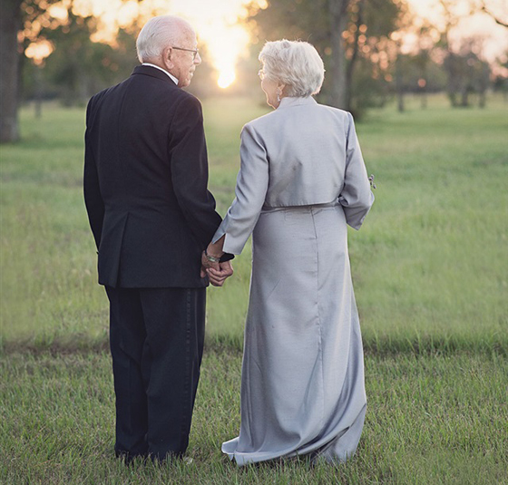 صور زفاف عجوزين انيقين انتظرا 70 عاما لتخليد ذكرى زواجهما  صورة رقم 6