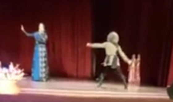 فيديو راقص ينهار ويسقط ميتا على المسرح، والجمهور يصفق معتقدا انه يمثل صورة رقم 1