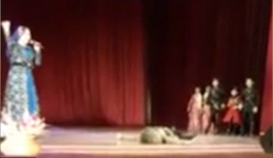 فيديو راقص ينهار ويسقط ميتا على المسرح، والجمهور يصفق معتقدا انه يمثل صورة رقم 2