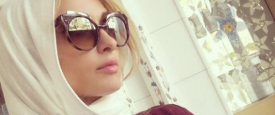 باريس هيلتون بحجاب وعباءة خمرية مطرزة في مسجد ابوظبي صورة رقم 1
