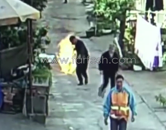 عجوز شجاع يبعد اسطوانة غاز مشتعلة وينقذ عائلة من الهلاك.. فيديو صورة رقم 2