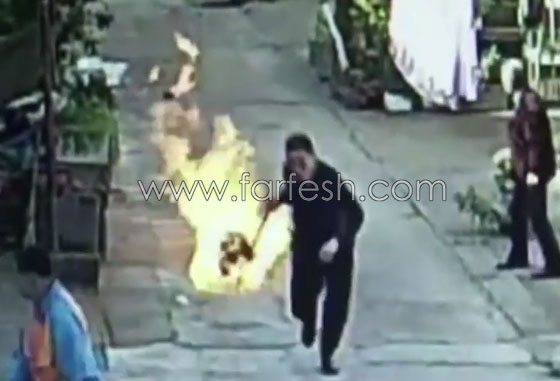 عجوز شجاع يبعد اسطوانة غاز مشتعلة وينقذ عائلة من الهلاك.. فيديو صورة رقم 3