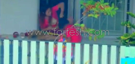 فيديو صادم.. ام تضرب طفلتها بوحشية وتهددها بقطع لسانها بسكين صورة رقم 2