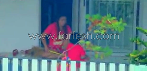 فيديو صادم.. ام تضرب طفلتها بوحشية وتهددها بقطع لسانها بسكين صورة رقم 3