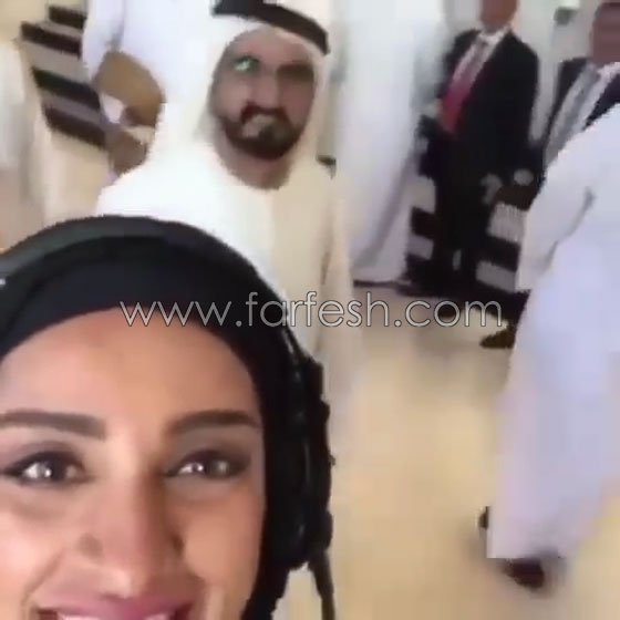سيلفي وحاكم دبي خلفي.. الفتاة اعجبت بتفاعله الشيخ معها في الصورة صورة رقم 1