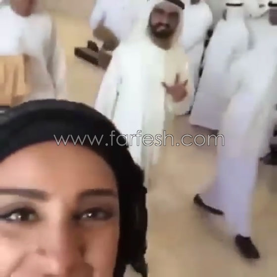 سيلفي وحاكم دبي خلفي.. الفتاة اعجبت بتفاعله الشيخ معها في الصورة صورة رقم 3