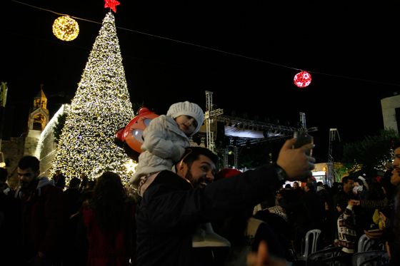 شاهدوا.. مدينة بيت لحم تتزين بأبهى حللها صورة رقم 2