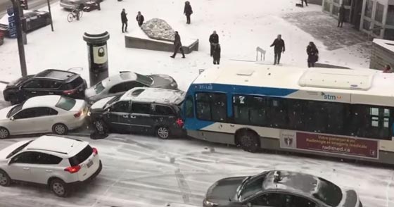  فيديو مثير..انزلاق سيارات واصطدامها ببعضها  في كندا صورة رقم 1