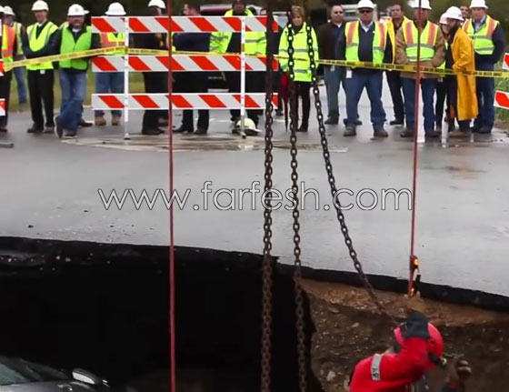 بالفيديو: مصرع شرطية سقطت بسيارتها في حفرة عميقة ظهرت فجأة وابتلعتها! صورة رقم 2