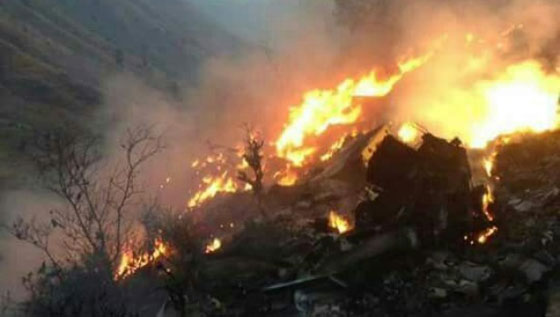  صور مؤلمة: تحطم طائرة باكستناية اصطدمت بجبل ومقتل جميع ركابها  صورة رقم 1