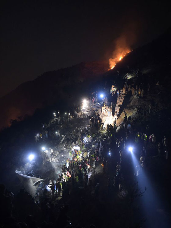  صور مؤلمة: تحطم طائرة باكستناية اصطدمت بجبل ومقتل جميع ركابها  صورة رقم 9