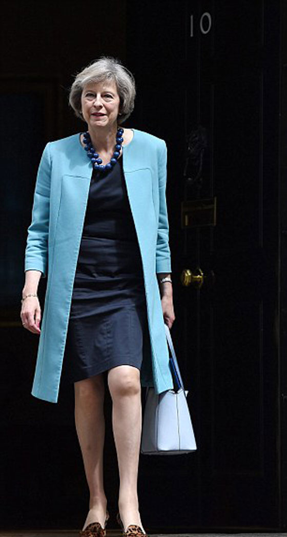 بنطلون جلد يتسبب بانتقادات لرئيسة الوزراء البريطانية  صورة رقم 3