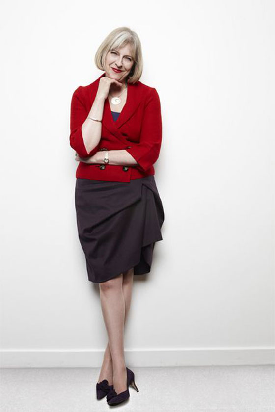 بنطلون جلد يتسبب بانتقادات لرئيسة الوزراء البريطانية  صورة رقم 2