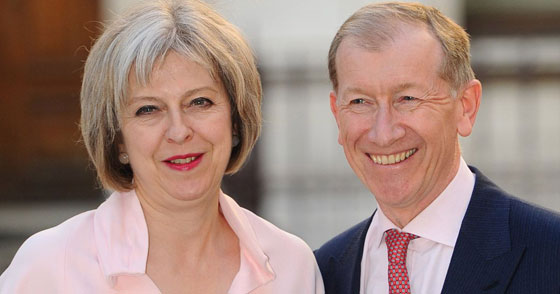 بنطلون جلد يتسبب بانتقادات لرئيسة الوزراء البريطانية  صورة رقم 7