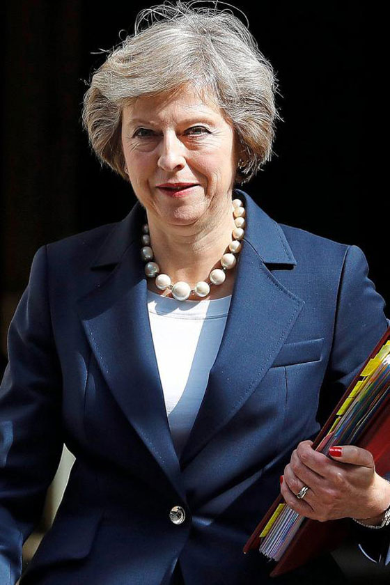 بنطلون جلد يتسبب بانتقادات لرئيسة الوزراء البريطانية  صورة رقم 6