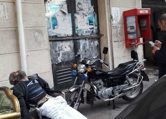 صورة لرجل توفي خارج مستشفى بور سعيد يفجر غضب المصريين صورة رقم 1