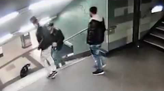 فيديو مثير.. شاب نذل يركل فتاة في ظهرها بوحشية وقذارة في برلين صورة رقم 1