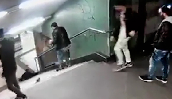 فيديو مثير.. شاب نذل يركل فتاة في ظهرها بوحشية وقذارة في برلين صورة رقم 2