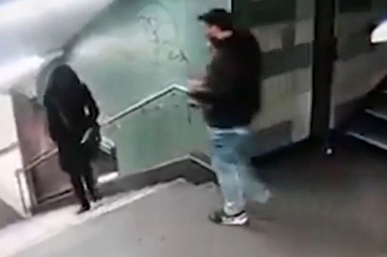 فيديو مثير.. شاب نذل يركل فتاة في ظهرها بوحشية وقذارة في برلين صورة رقم 3