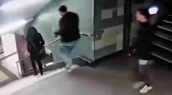 فيديو مثير.. شاب نذل يركل فتاة في ظهرها بوحشية وقذارة في برلين صورة رقم 4